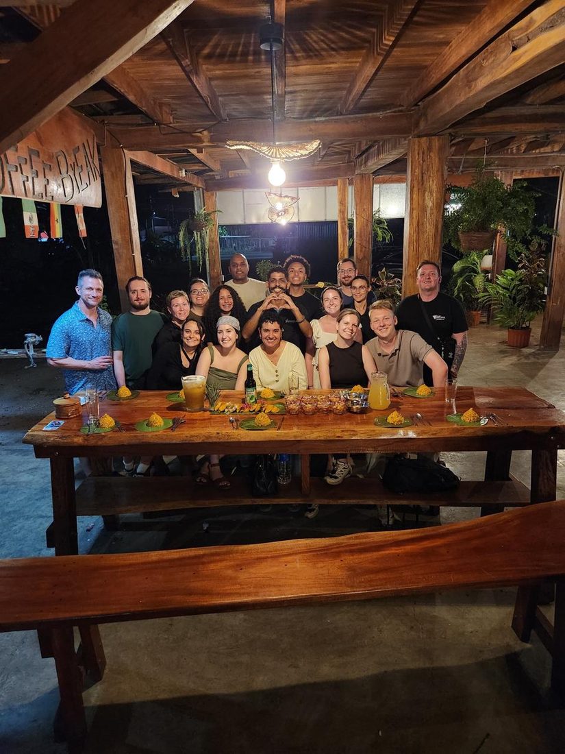 Grupo de visitantes reunido en la mesa larga durante la cena de la finca